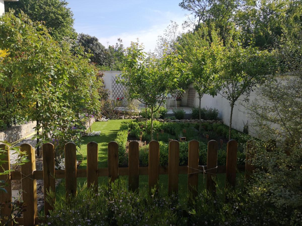 La Roseliere Maison Plain Pied Confortable Belle Decoration Jardin Magnifique 10 Mn A Pied Centre Ville Bayeux Proche Plages Du Debarquement Exterior foto